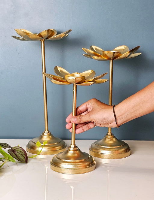 1 Set (3 Pcs) Decorative Lotus Leaves Candle Holder Gold Polish Urli Bowl Tealight Candle Holder Stand for Home Decor,Mandir Decor,Diwali Decor, Floating Flowers,Candles Diya holder, Office,Table Decor, Entrance Decoration Item  (Golden)